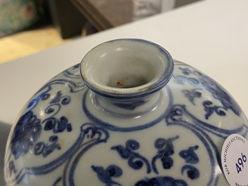 Un vase de forme 'meiping' en porcelaine de Chine en bleu et blanc, Ming